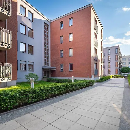 Stylish In An Ideal Location With Parking In By Renters