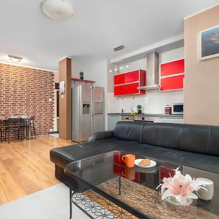 Stylish In An Ideal Location With Parking In By Renters