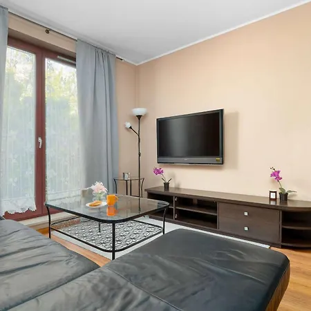 Stylish In An Ideal Location With Parking In By Renters Appartamento
