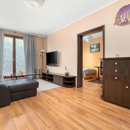 Stylish In An Ideal Location With Parking In By Renters Appartamento Łódź