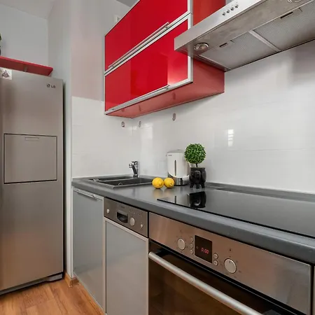 Stylish In An Ideal Location With Parking In By Renters *