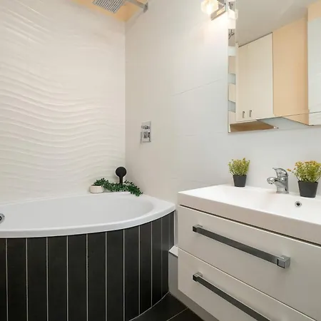Stylish In An Ideal Location With Parking In By Renters * Łódź